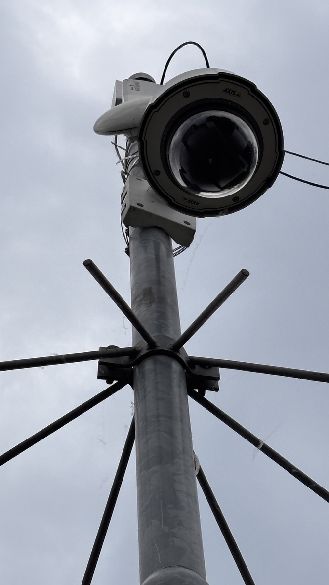 Detail van een domecamera op een metalen mast