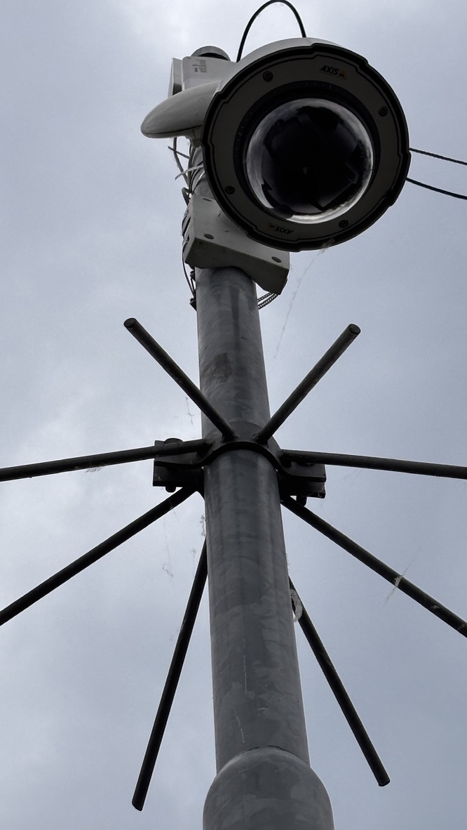 Domecamera op een metalen observatiemast