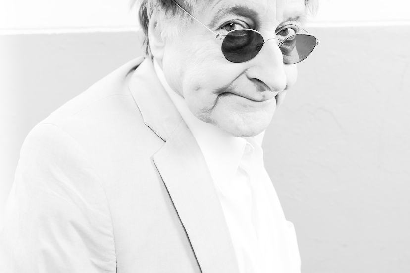 Zwart-witportret van Wim T. Schippers met een zonnebril